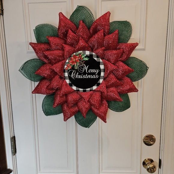 Poinsettia wreath - Picture 1 of 3